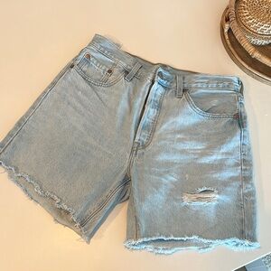 Levi’s 501 mid thigh shorts
